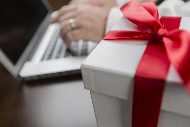 8 last-minute holiday gifts for employees